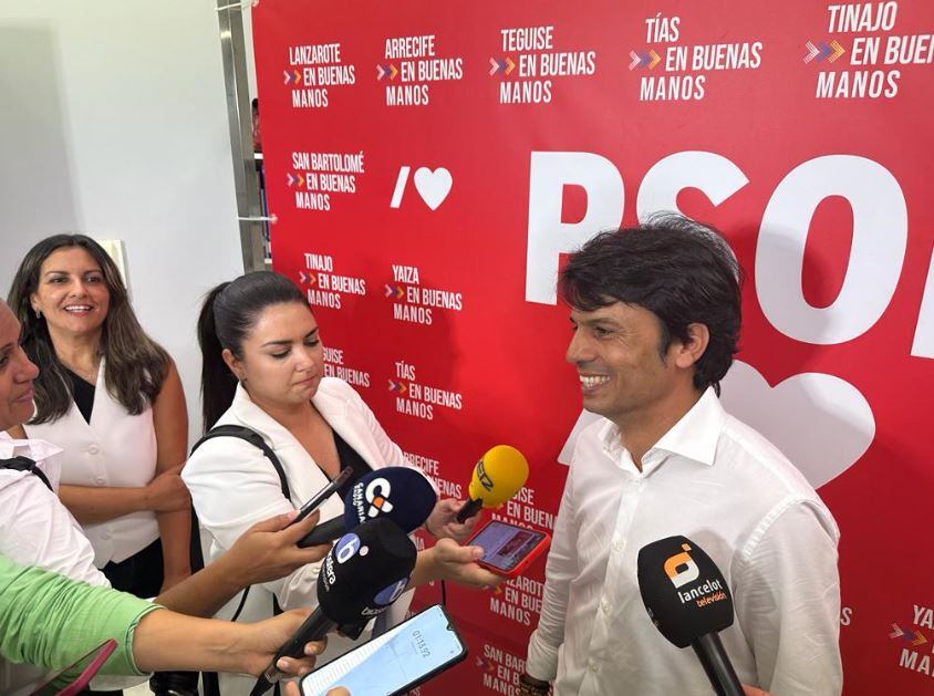 Marcos Bergaz en la sede del PSOE de Lanzarote durante la noche electoral del 28M.