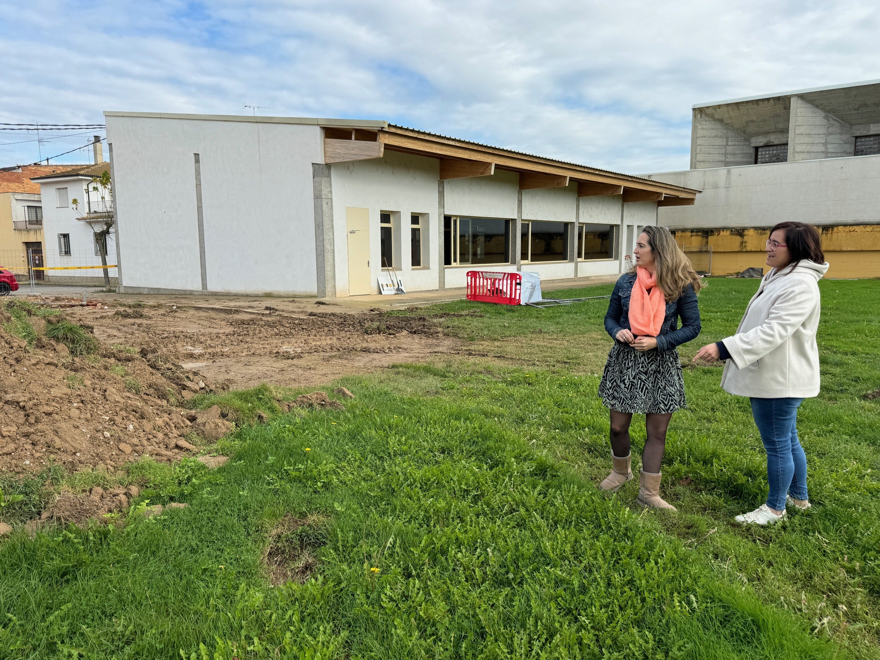 Patricia Rivera y Beatriz Oliván en los terrenos destinados al segundo polideportivo. Foto: Ayuntamiento de Binéfar