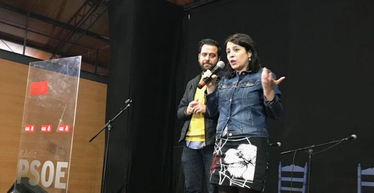 Adriana Lastra interviene durante el encuentro con la militancia gaditana en el Centro Flamenco de La Merced