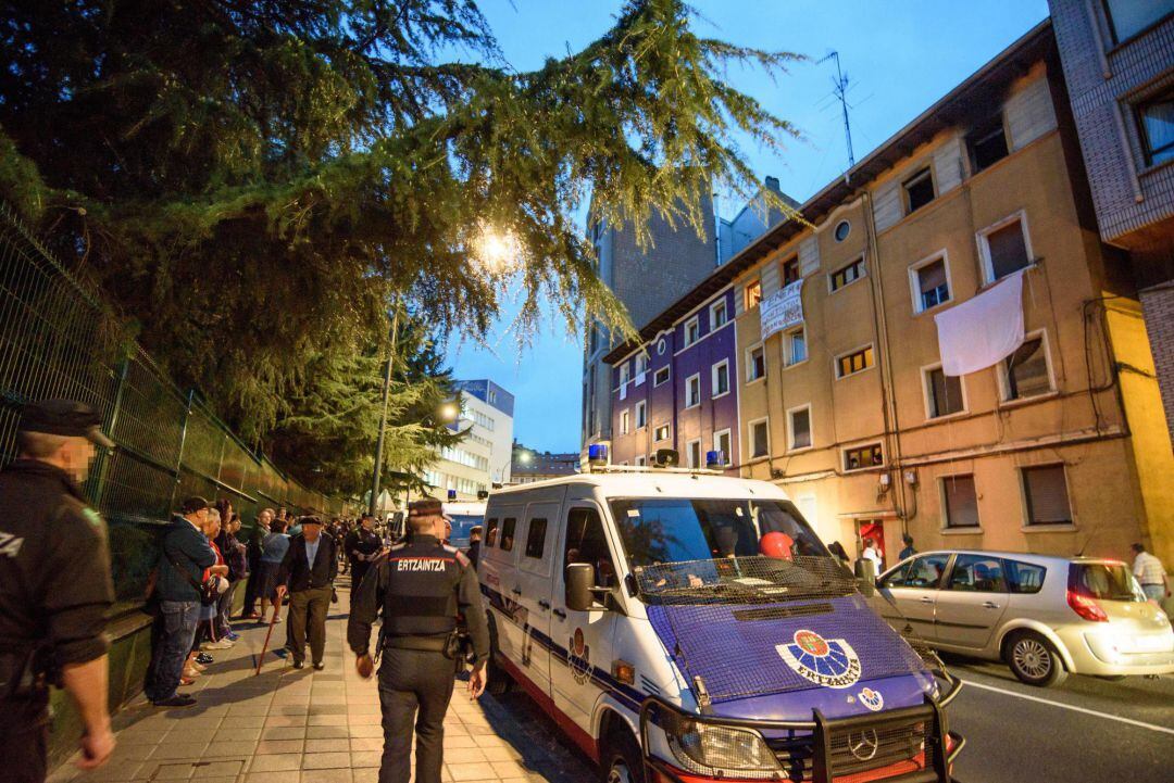 Agentes de la Ertzaintza vigilan la puerta del edificio de una localidad vizcaína