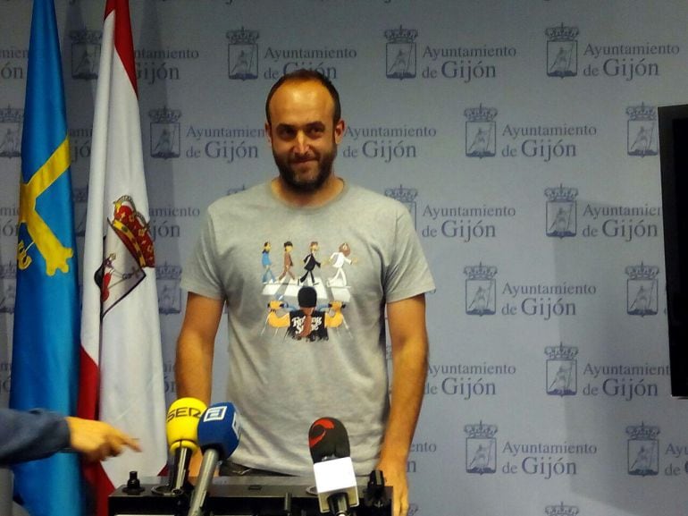 El concejal David Alonso durante una intervención en la sala de prensa del Ayuntamiento