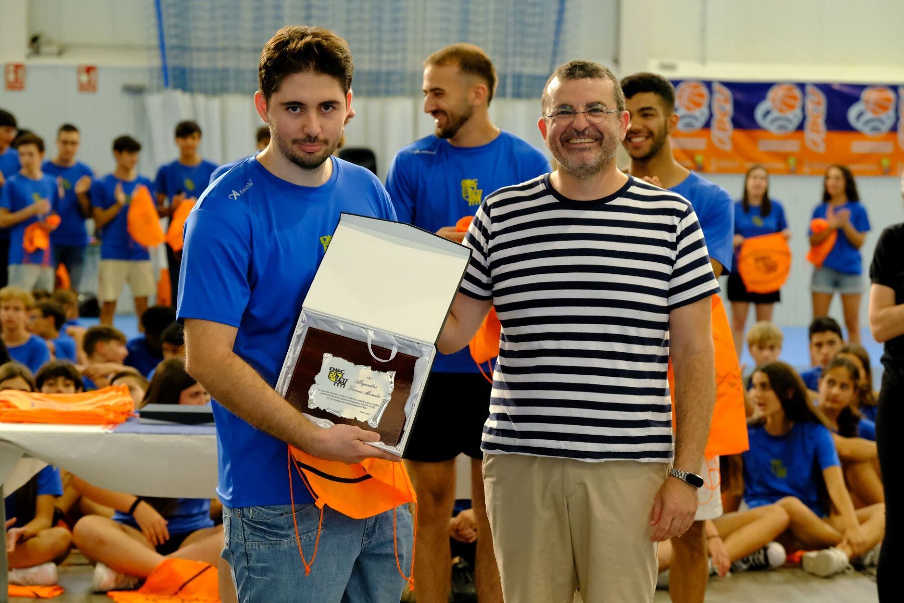 Álex Torres recogiendo la placa por sus 15 años en el Dénia BC.