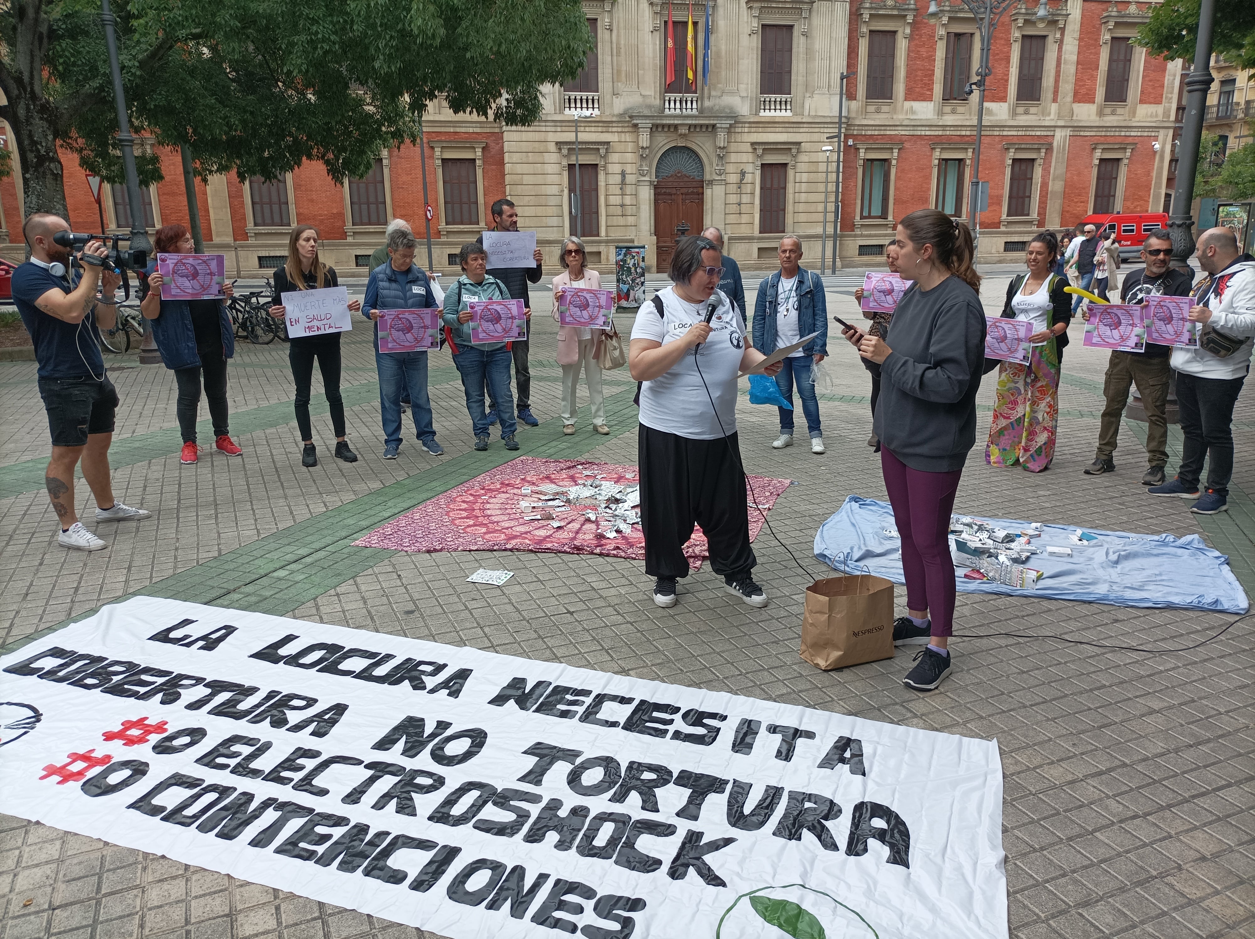 Miembros de la asociación Mejorana celebran en Pamplona el Día del Orgullo Loco