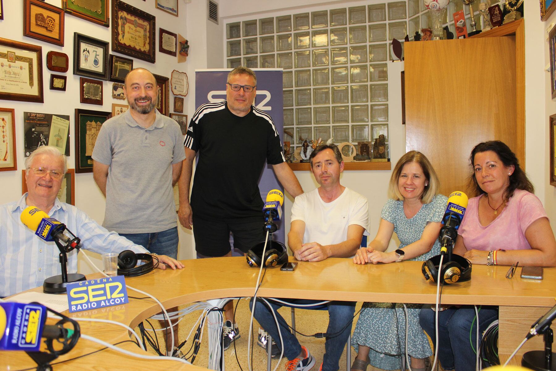 Paco Aznar, Óscar Gutiérrez, Alfonso Navarrete, José Antonio Montilla, Carmina Aznar y Paloma Matarredona en el estudio de Radio Alcoy