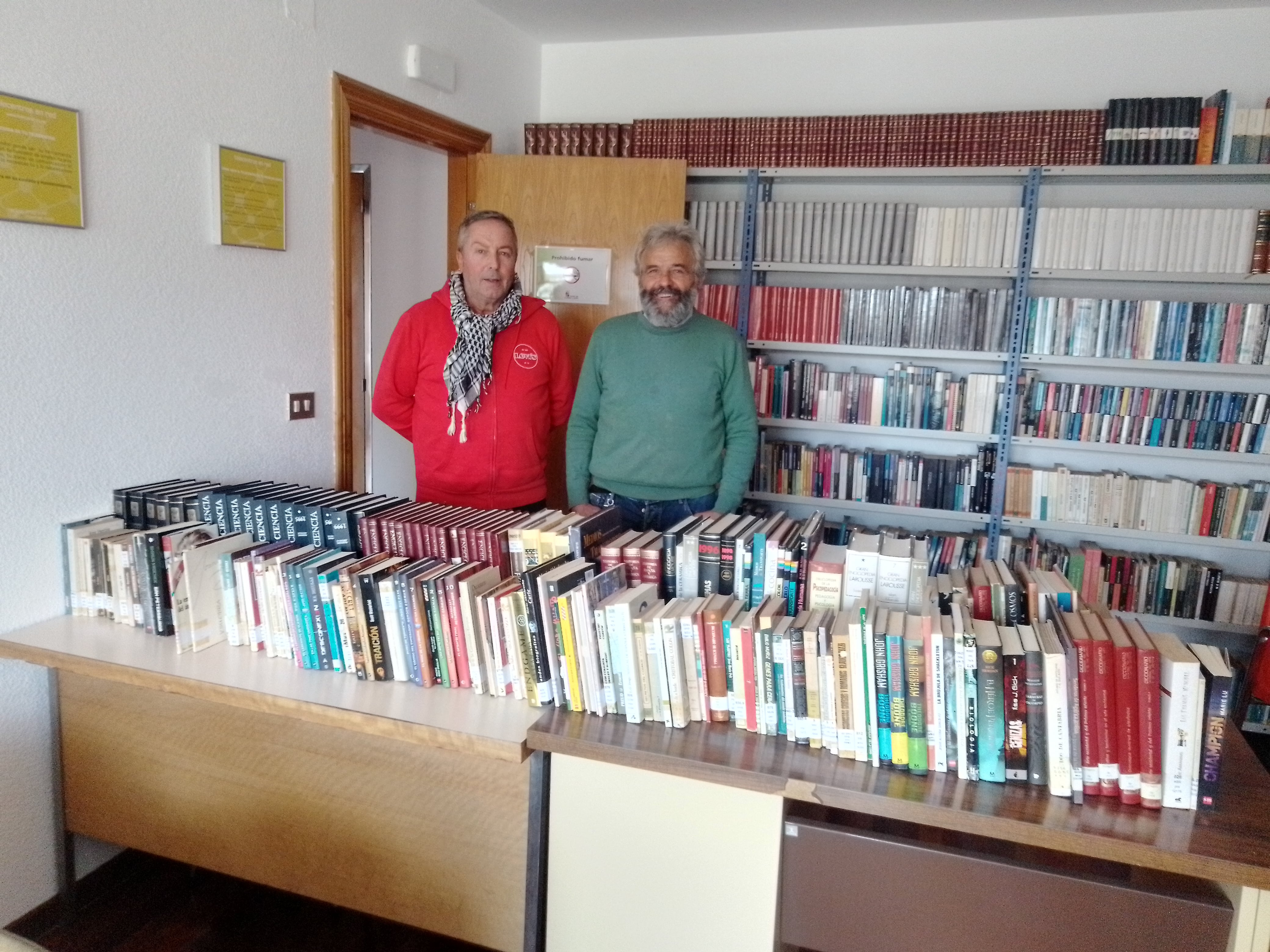 La Braña entrega 200 libros a la biblioteca de Salinas de Pisuerga