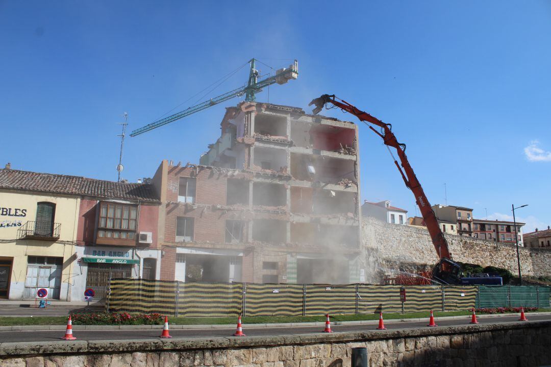 Derribo del edificio de la Avenida de la Feria 11