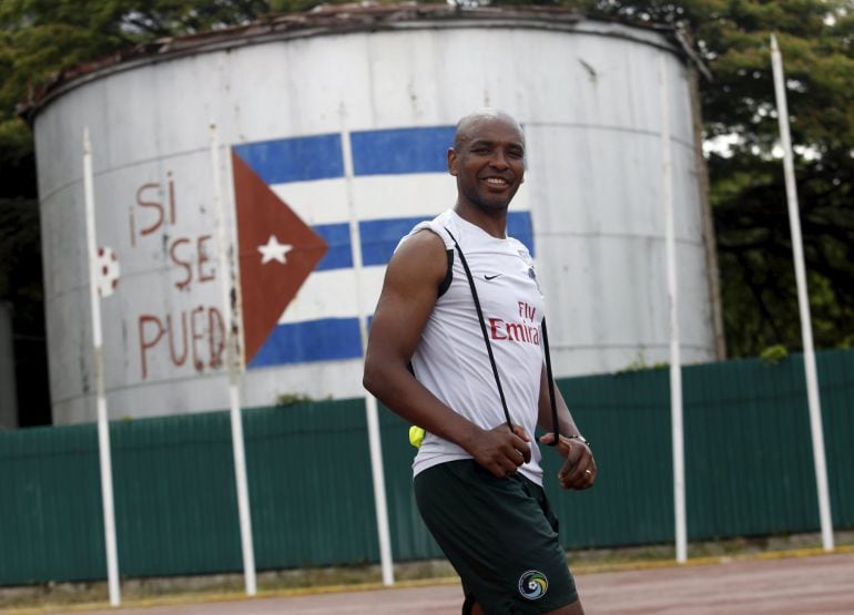 New York Cosmos&#039; Marcos Senna passes by a Cuba&#039;s national flag painted on a water reservoir where it reads &quot;Si se puede&quot;, or Yes we can, after a training session ahead of his exhibition match against Cuba&#039;s national team on Tuesday, in Havana June 1, 2015