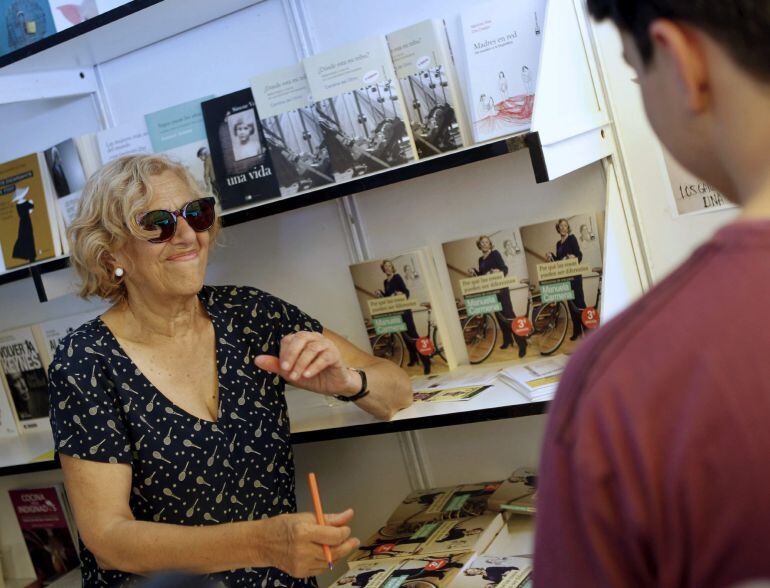 GRA079. MADRID, 31/05/2015.- La número uno de Ahora Madrid, Manuela Carmena, ha firmado esta mañana en la Feria del Libro numerosos ejemplares de &#039;Por qué las cosas pueden ser diferentes. Reflexiones de una jueza&#039;, el libro que escribió antes de dar el salto a la primera fila política y con el que, según ha dicho, &quot;empezó todo&quot;. EFE/Víctor Lerena