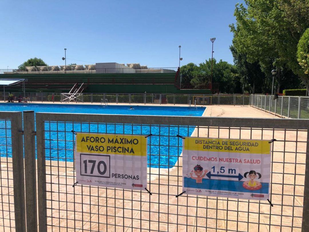 Carteles informativos en la Piscina Municipal de Alcázar de San Juan 