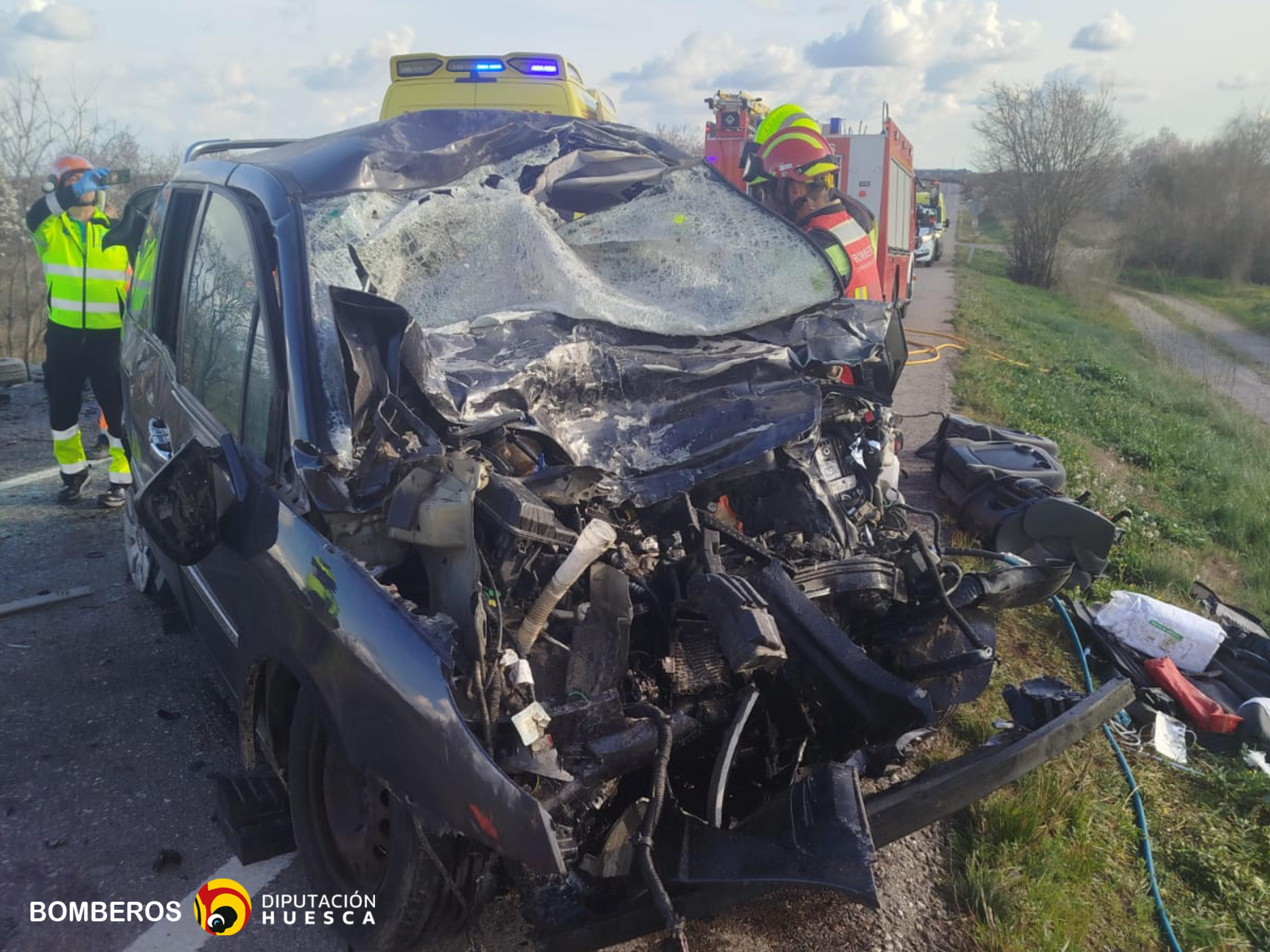 Vehículo en el que viajaba tras la colisión. FOTO SPEIS DPH