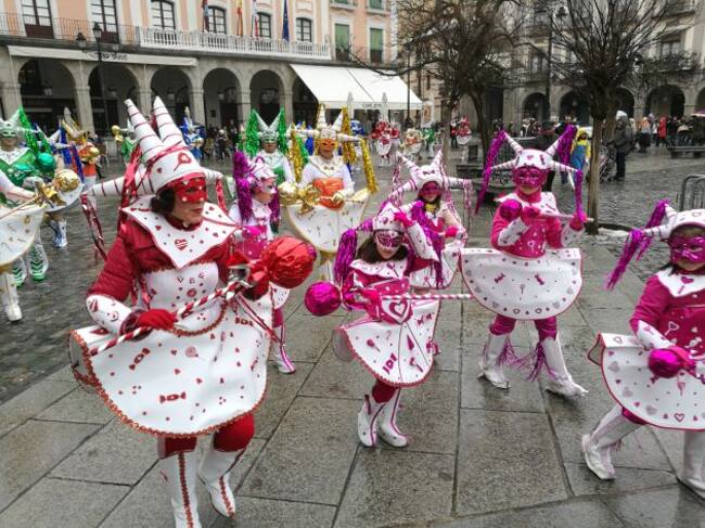 El frío y la lluvia no han podido con las ganas de diversión de los componentes de las comparsas