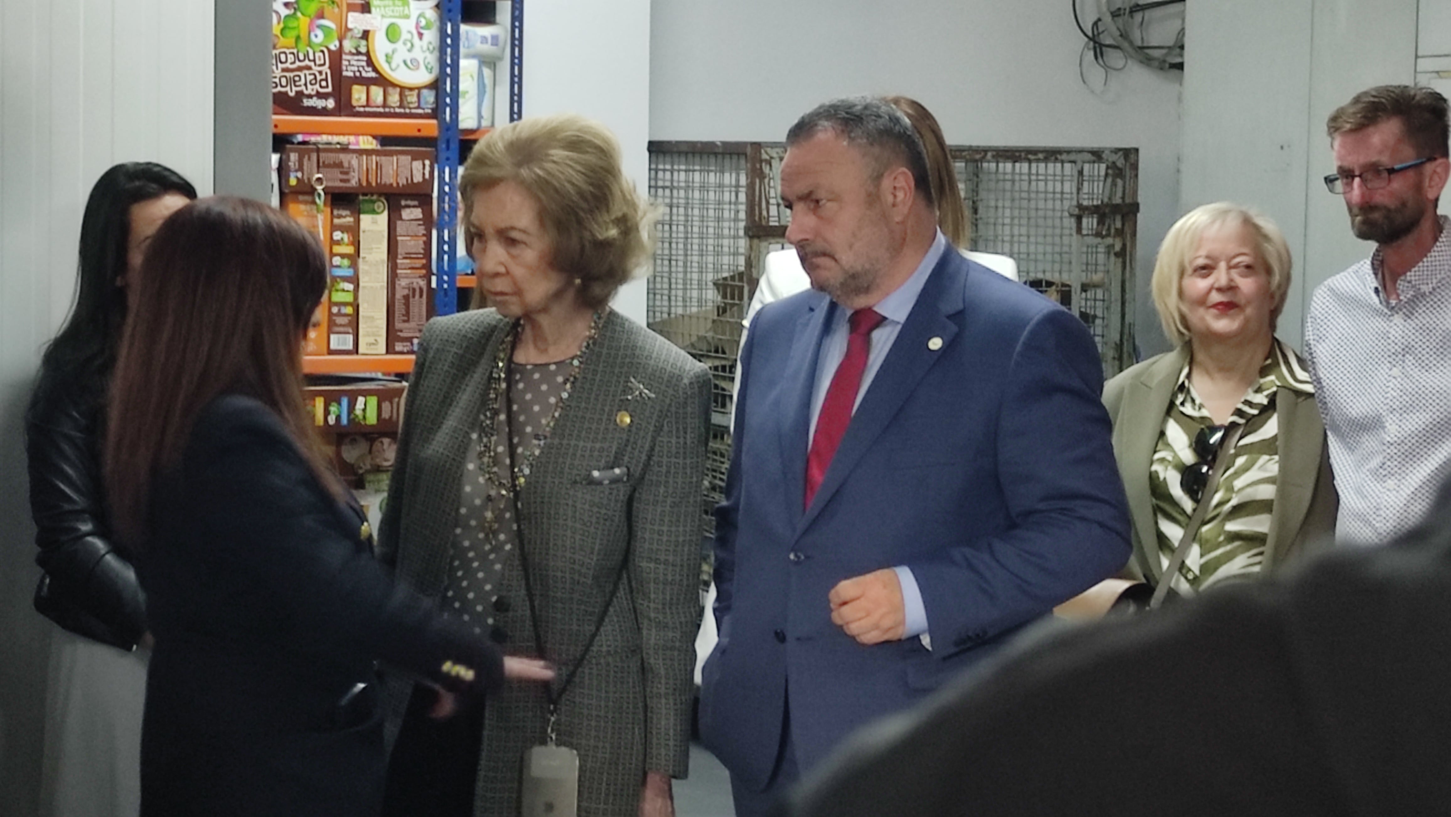 Doña Sofía junto a la secretaria del BAS, Ester Reyes, el presidente de la Diputación, Eduardo Morán y las ONG&#039;s colaboradoras