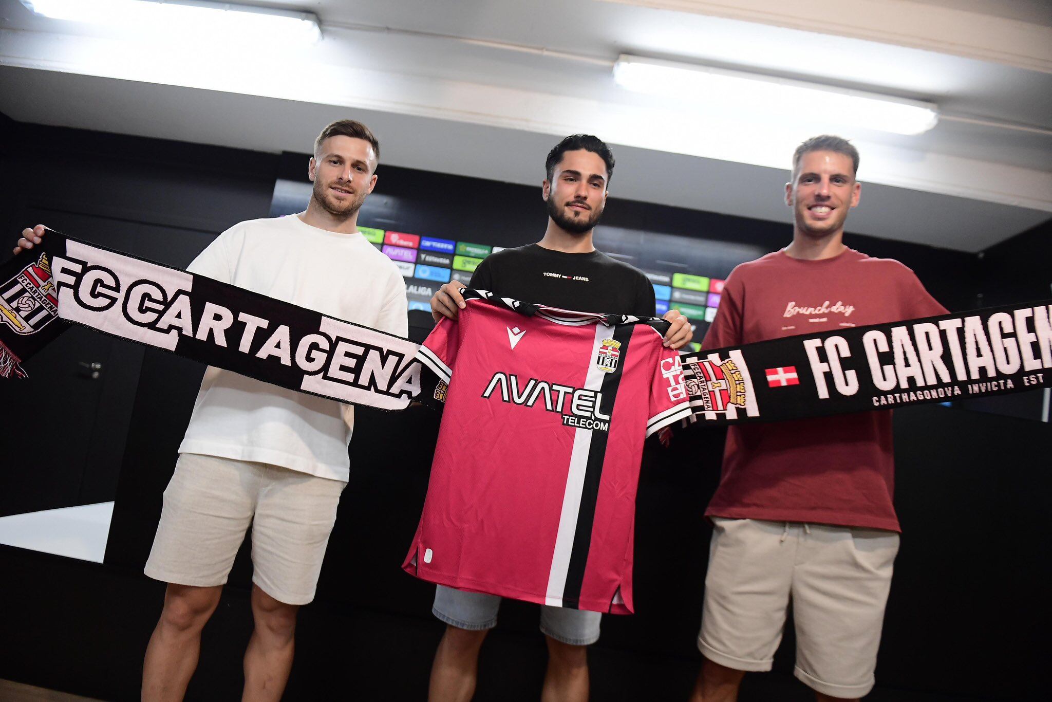Perejón, Iván Martínez y Calderón posan con bufandas y camisetas del FC Cartagena