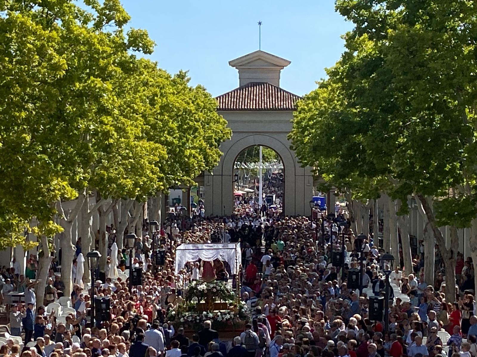 Imagen del traslado de la Virgen de los Llanos a su camarín del Ayuntamiento