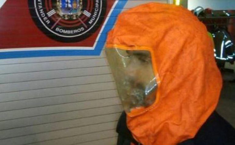 Un bombero atiende el incendio