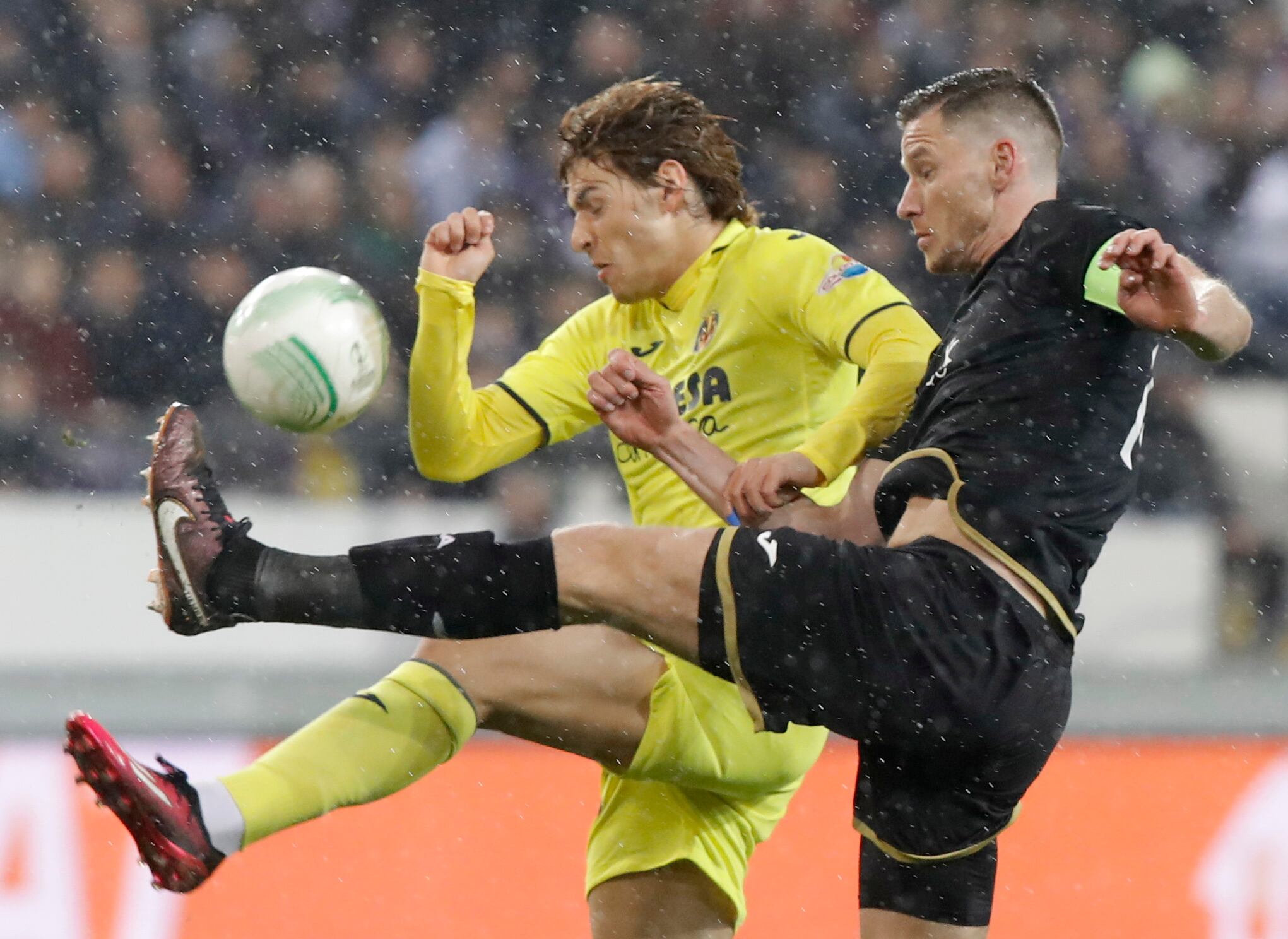 Brussels (Belgium), 09/03/2023.- Jorge Pascual Medina of Villarreal (L) in action against Jan Vertonghen of Anderlecht during the UEFA Europa Conference League Round of 16 match between RSC Anderlecht and Villarreal CF in Brussels, Belgium, 09 March 2023. (Bélgica, Bruselas) EFE/EPA/OLIVIER HOSLET
