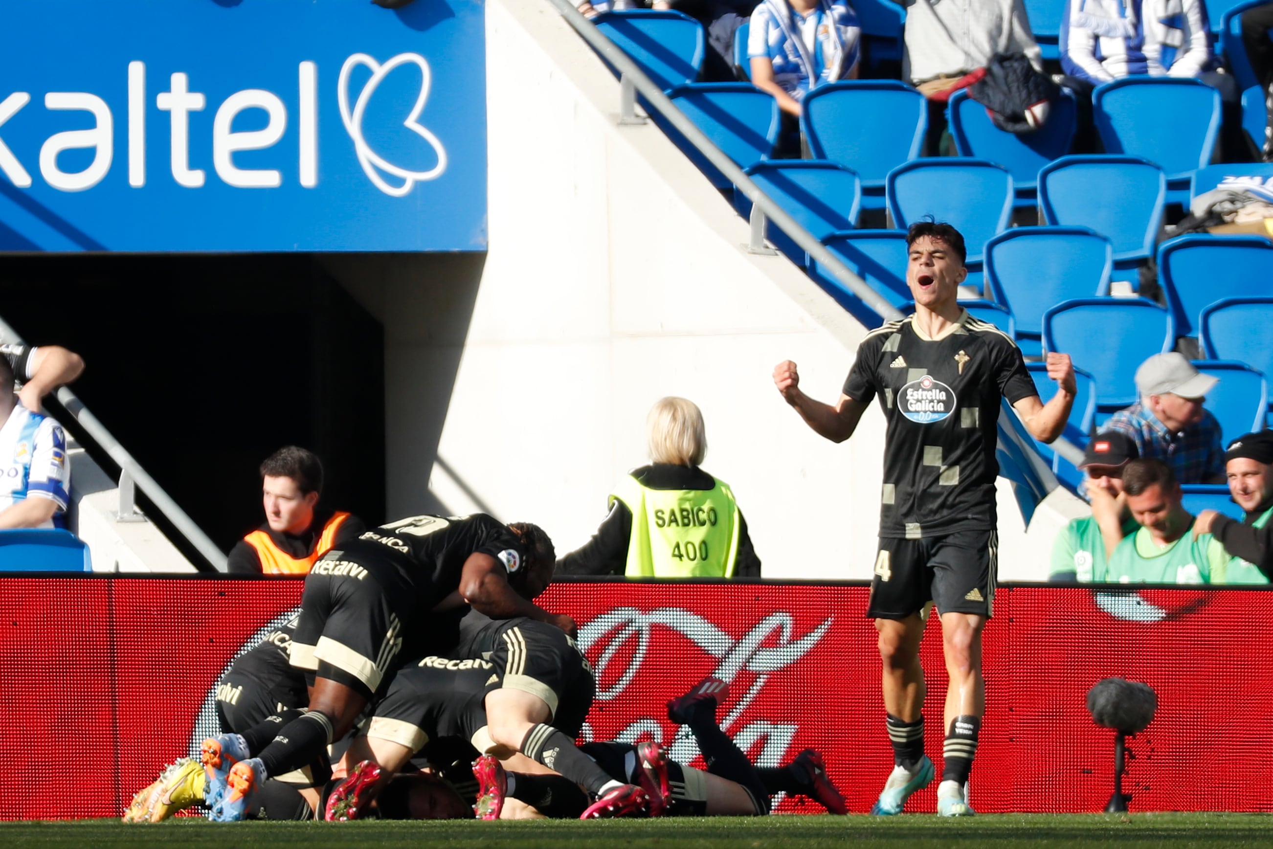 SAN SEBASTIÁN, 18/02/2023.- Los jugadores del Celta celebran el gol del empate, marcado en propia puerta por el defensa de la Real Sociedad, Le Normand, durante el partido de Liga de Primera división que disputan la Real Sociedad y el Celta de Vigo en el estadio Reale Arena de Anoeta. EFE/Juan Herrero
