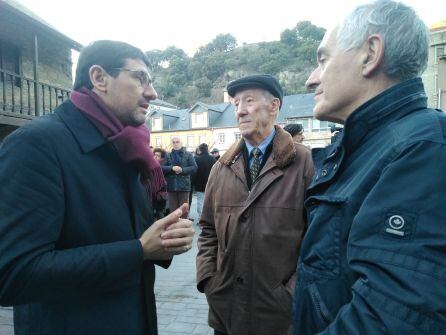 El alcalde de Torre, Gabriel Folgado junto al hijo y el nieto del maquinista del tren Correo