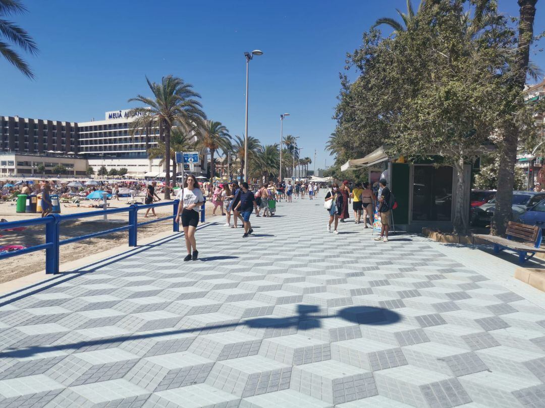 Paseo de la playa del Postiguet en el primer día sin la obligatoriedad de llevar las mascarillas al aire libre