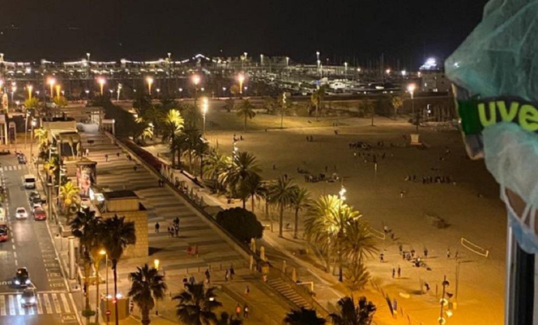 La imagen desde el Hospital del Mar a la playa con jóvenes haciendo botellones. 