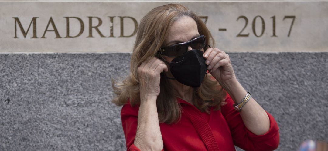 Una mujer con mascarilla, en la Puerta del Sol