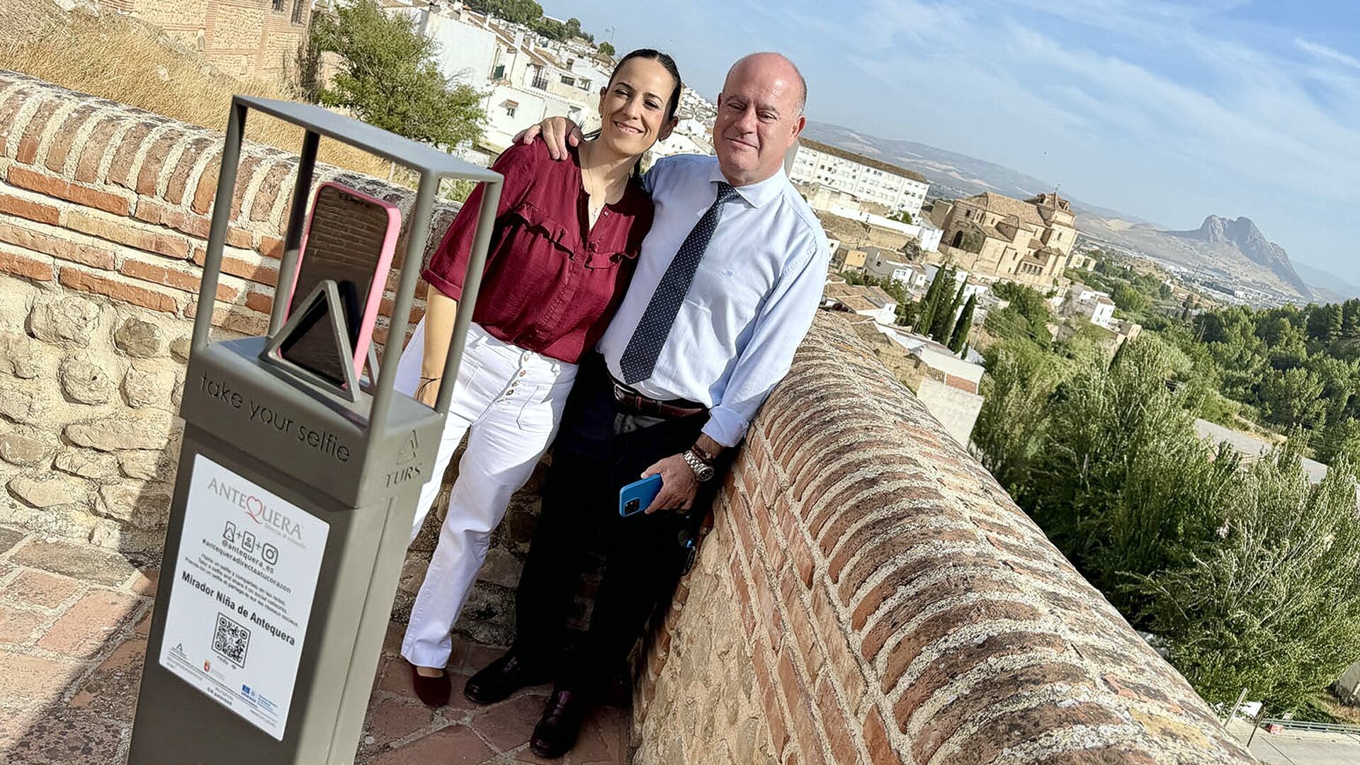 Manuel Barón y Ana Cebrián en uno de los puntos donde se han instalado los totems