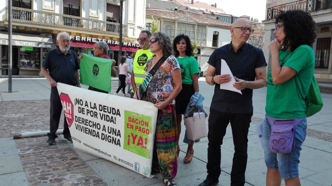 Concentración de los integrantes de la PAH en la Plaza de la Constitución de la capital