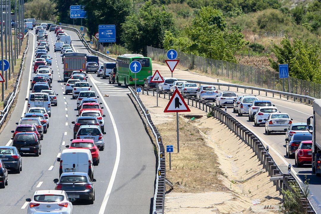 Tráfico en carretera a la salida de Madrid. 