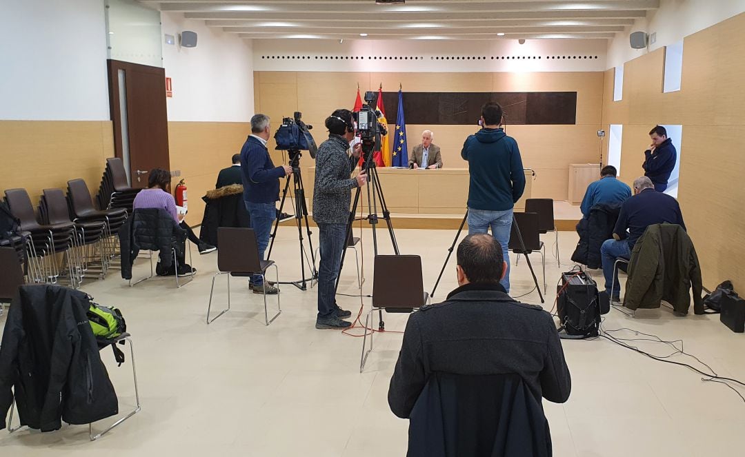 El presidente del Tribunal Superior de Justicia de Castilla y León, José Luis Concepción, comparece ante los medios de comunicación, que guardan la distancia de seguridad recomendada