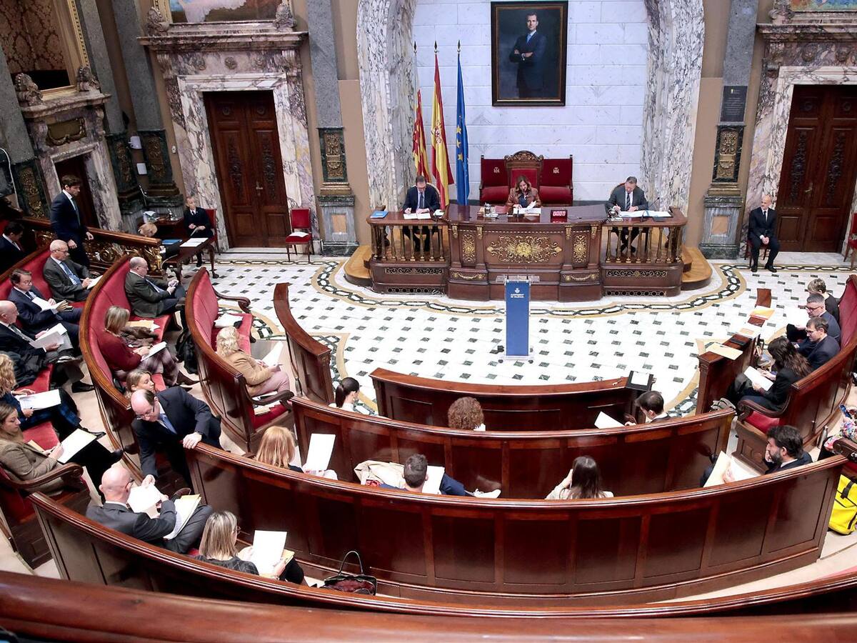 València pide al Gobierno mejoras y un plan integral en Cercanías y al Consell el plan estratégico de FGV