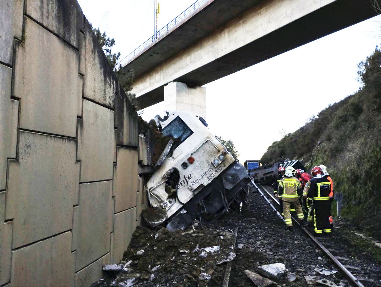 Tren de mercancías descarrilado en Lalín / Cedida por Bomberos de Silleda