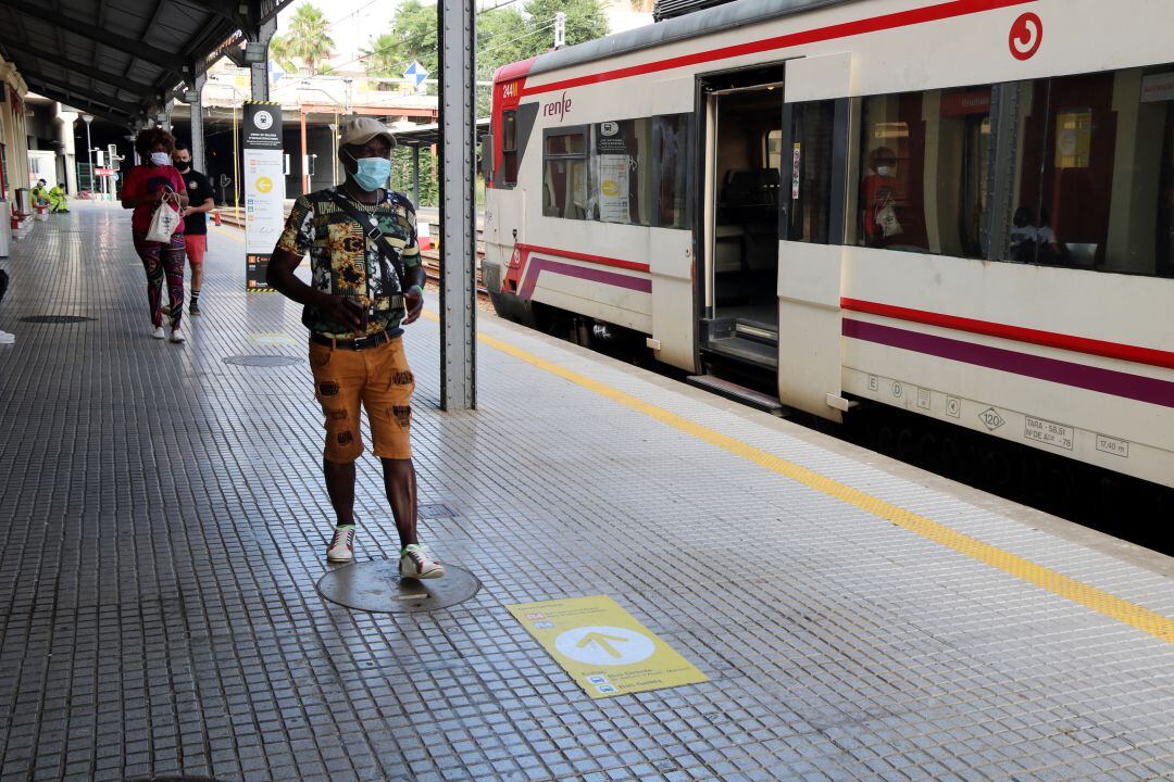 Usuaris a l'estació de tren de Martorell amb la senyalització del tall de la R4 de Rodalies, el 25 de juliol del 2020.