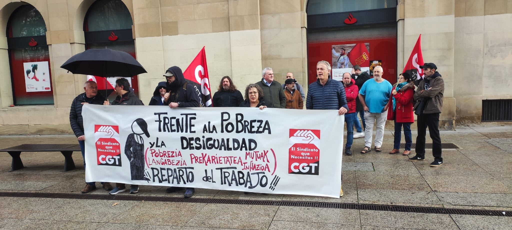 El sindicato CGT reivindica el reparto de trabajo frente al Palacio de Navarra