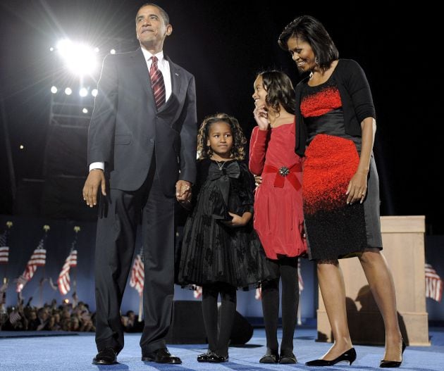 Barack Obama, junto a sus hijas Malia (de rojo) y Natasha, y a su esposa, Michelle en el Grant Park de Chicago.