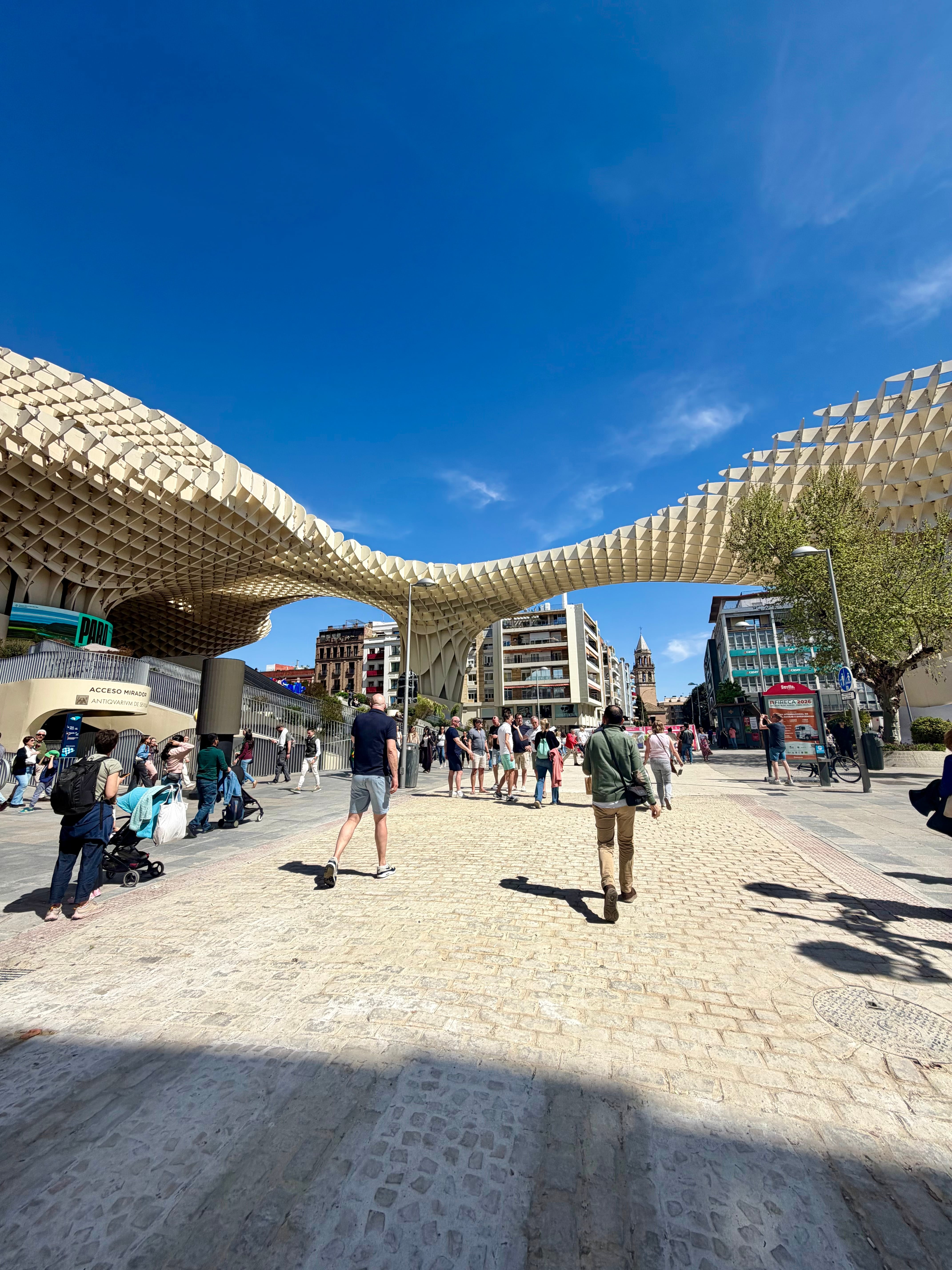 Afluencia de viandantes bajo las Setas de la Encarnación en una jornada marcada por el ascenso de las temperaturas y cielos despejados