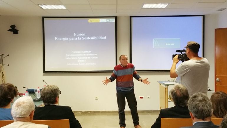 Conferencia en la Universidad de Granada sobre el proyecto de acelerador de partículas para la provinica de Granada