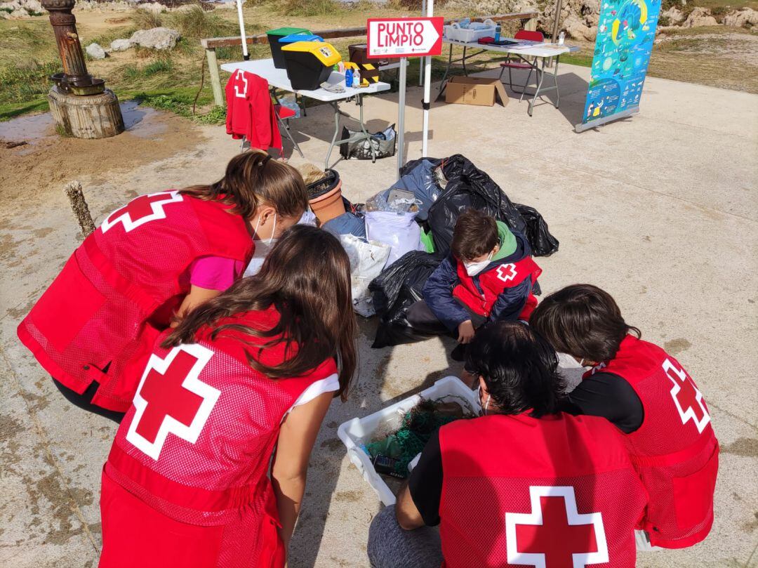 Voluntarios de Cruz Roja Cantabria 