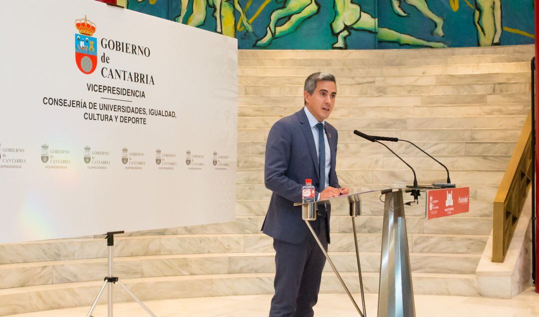 El vicepresidente de Cantabria, Pablo Zuloaga, durante la presentación de las ayudas tras el Consejo de Gobierno.