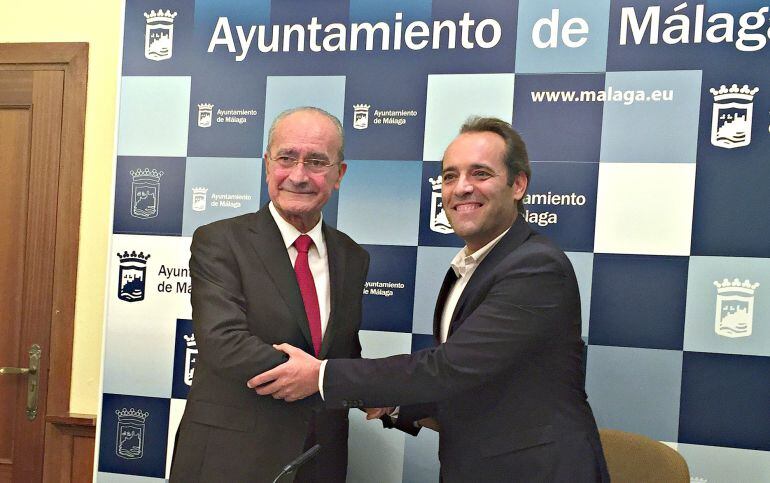 El candidato del PP, Francisco de la Torre, y el cabeza de perfil de Ciudadanos, Juan Cassà, tras la firma del acuerdo de investidura