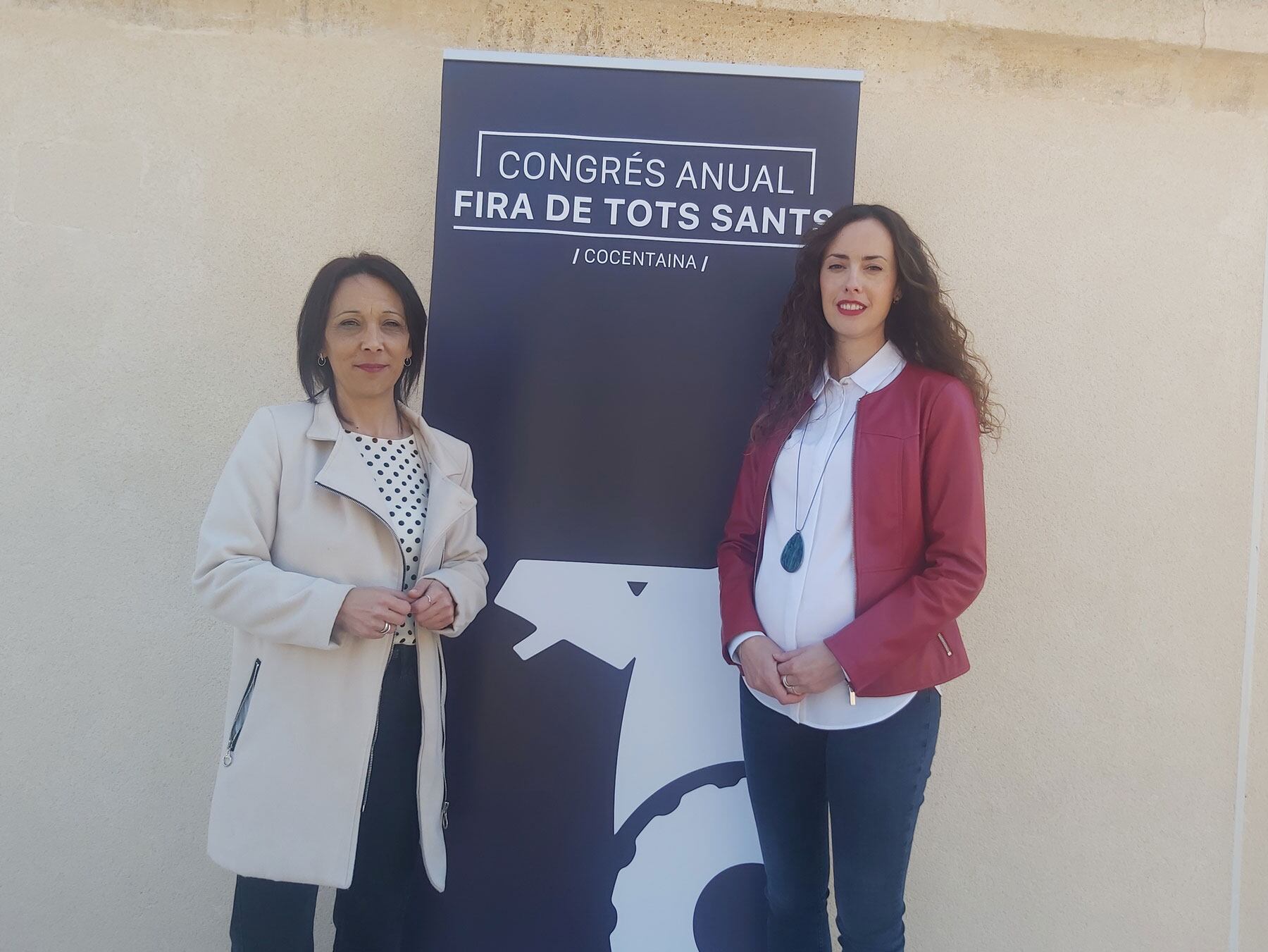 La concejala de Fira, Eugenia Miguel, y la alcaldesa de Fira, Mireia Estepa, tras su comparecencia ante los medios