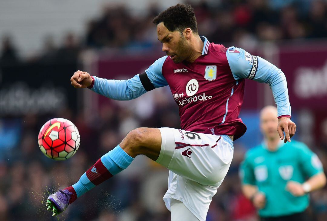 Joleon Lescott durante un partido entre el Aston Villa y el Tottenham Hotspur. 