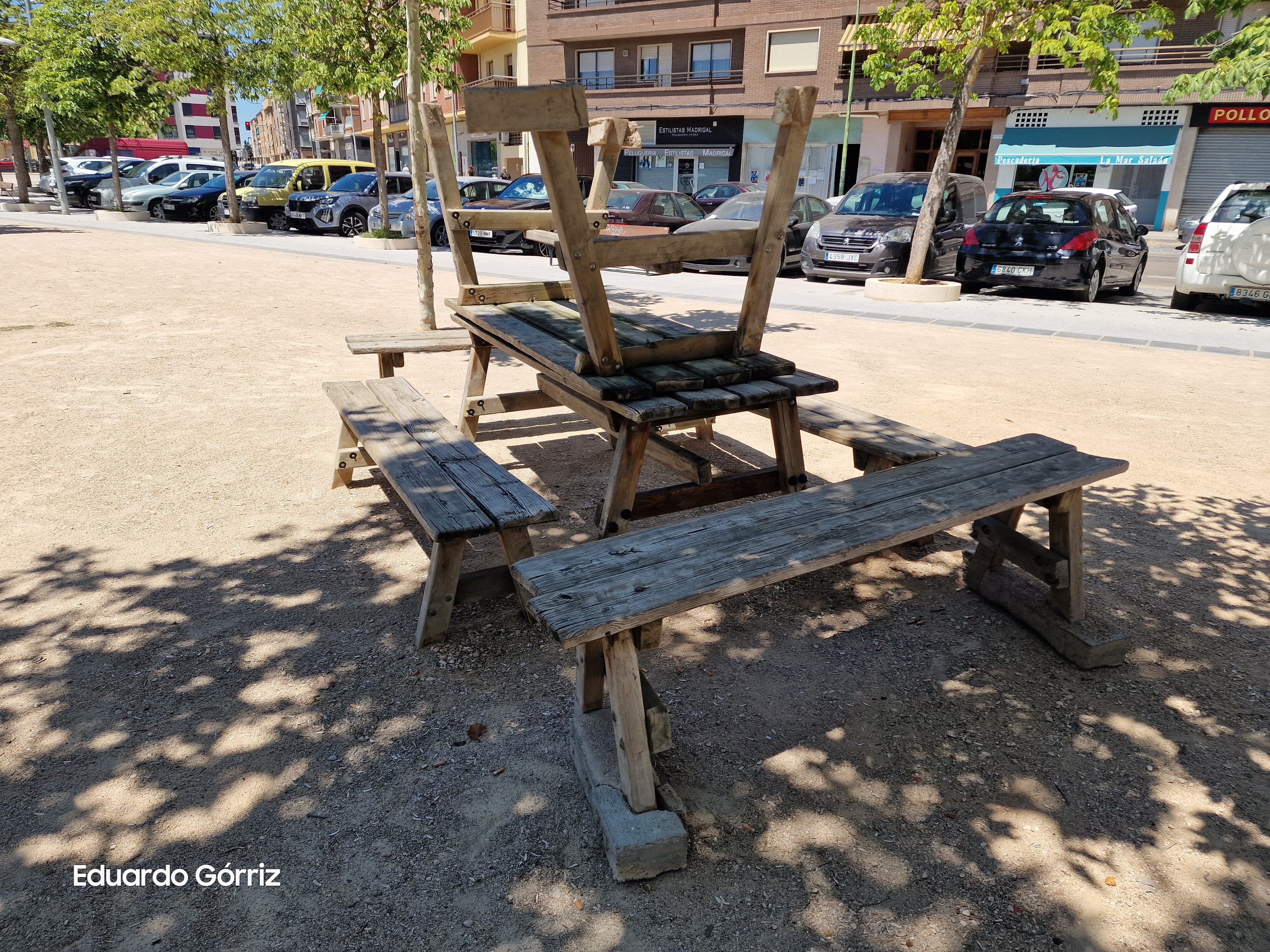 Mobiliario urbano vandalizado esta semana en la Glorieta de Rosales