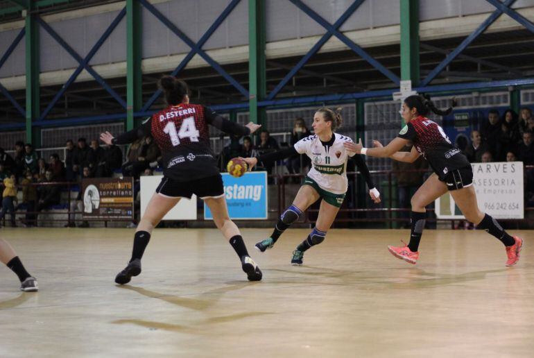 La jugadora del Elche Mustang, Ivet Musons, en una acción del partido ante el Canyamelar en Carrús