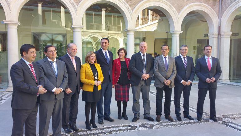 El consejero de Turismo de Andalucía reunido en Granada con los presidentes de las ocho diputaciones provinciales de Andalucía