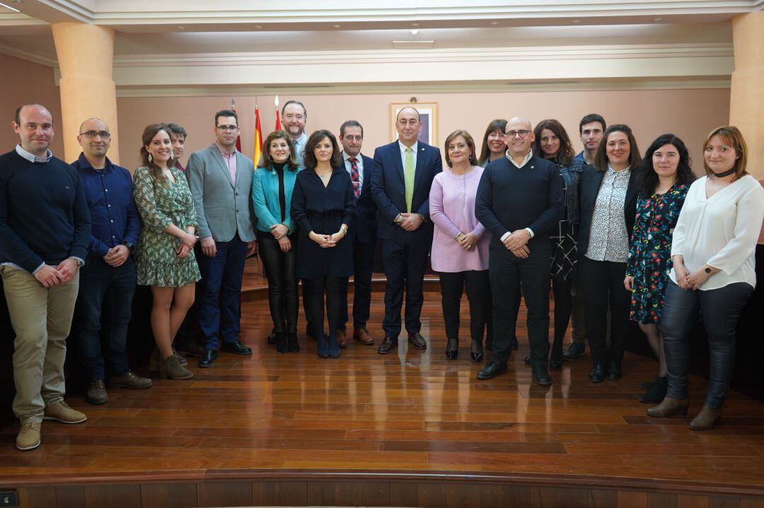 Los nuevos funcionarios posan junto al presidente Miguel Ángel de Vicente en el salón de plenos