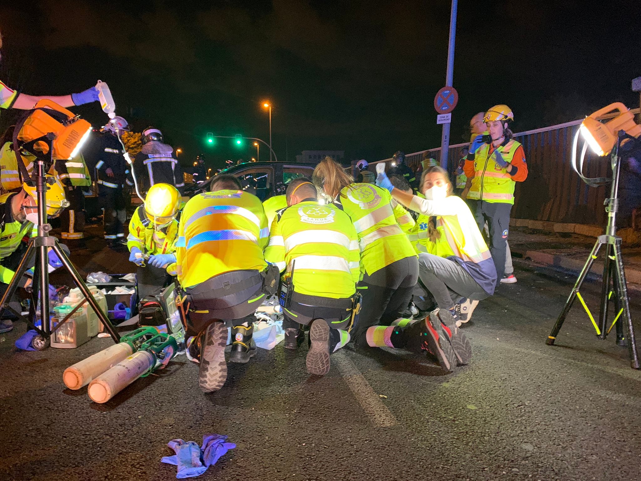 El herido, intubado y estabilizado, fue trasladado al hospital con parte de la barra atravesándole todavía el cuerpo para su extracción en el quirófano.