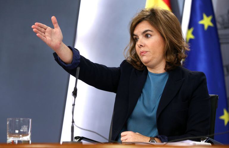 La vicepresidenta del Gobierno, Soraya Sáenz de Santamaría, durante la rueda de prensa posterior al Consejo de Ministros, hoy en el Palacio de La Moncloa.(DVD 699)