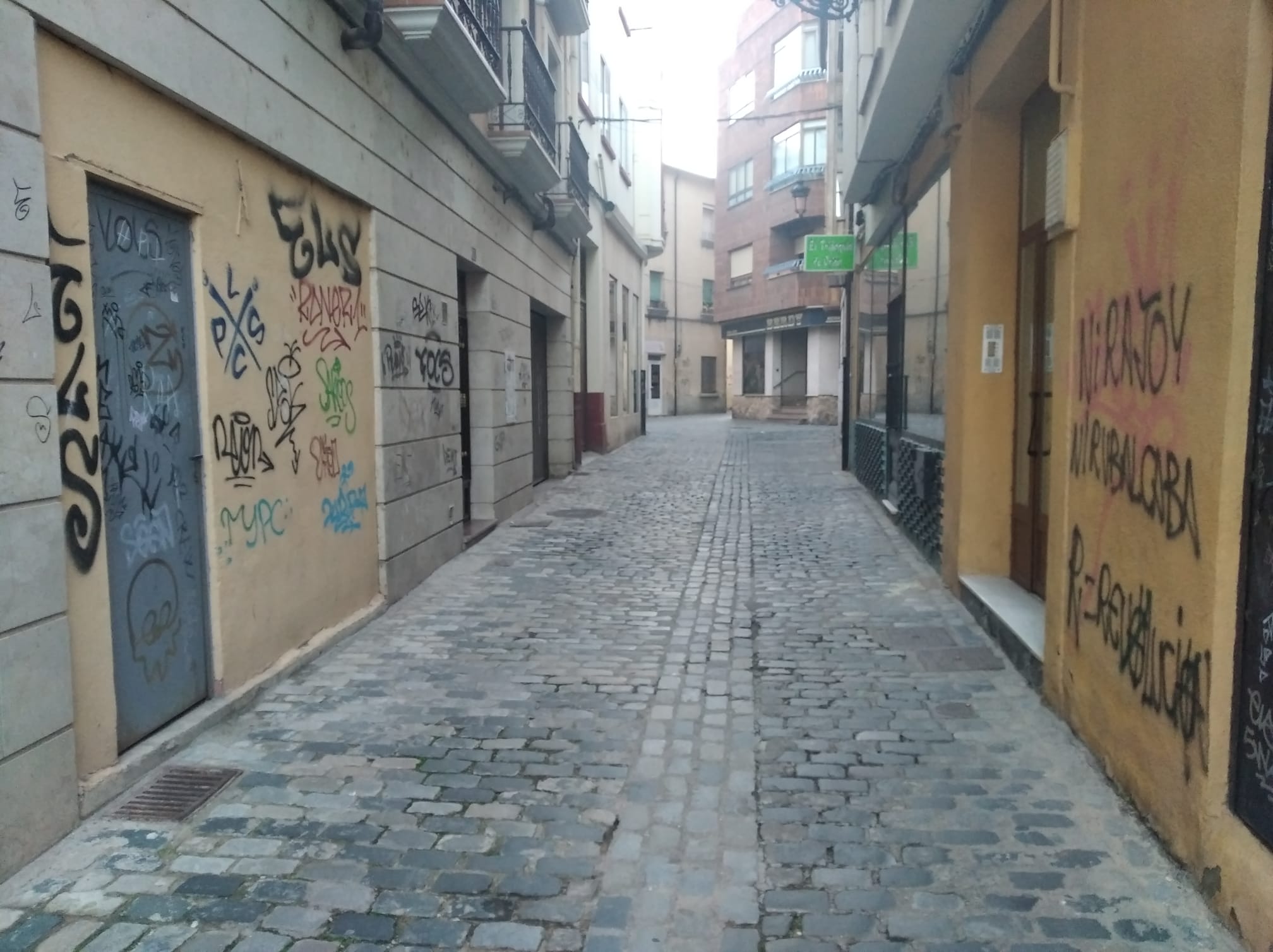 Imagen de archivo de pintadas en la calle Prado Marina, una de las más castigadas