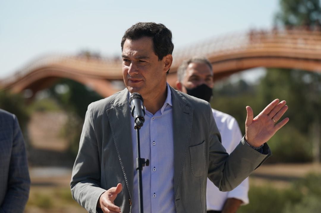 El presidente de la Junta, Juan Manuel Moreno, en la inauguración de la pasarela peatonal sobre el Guadalhorce 