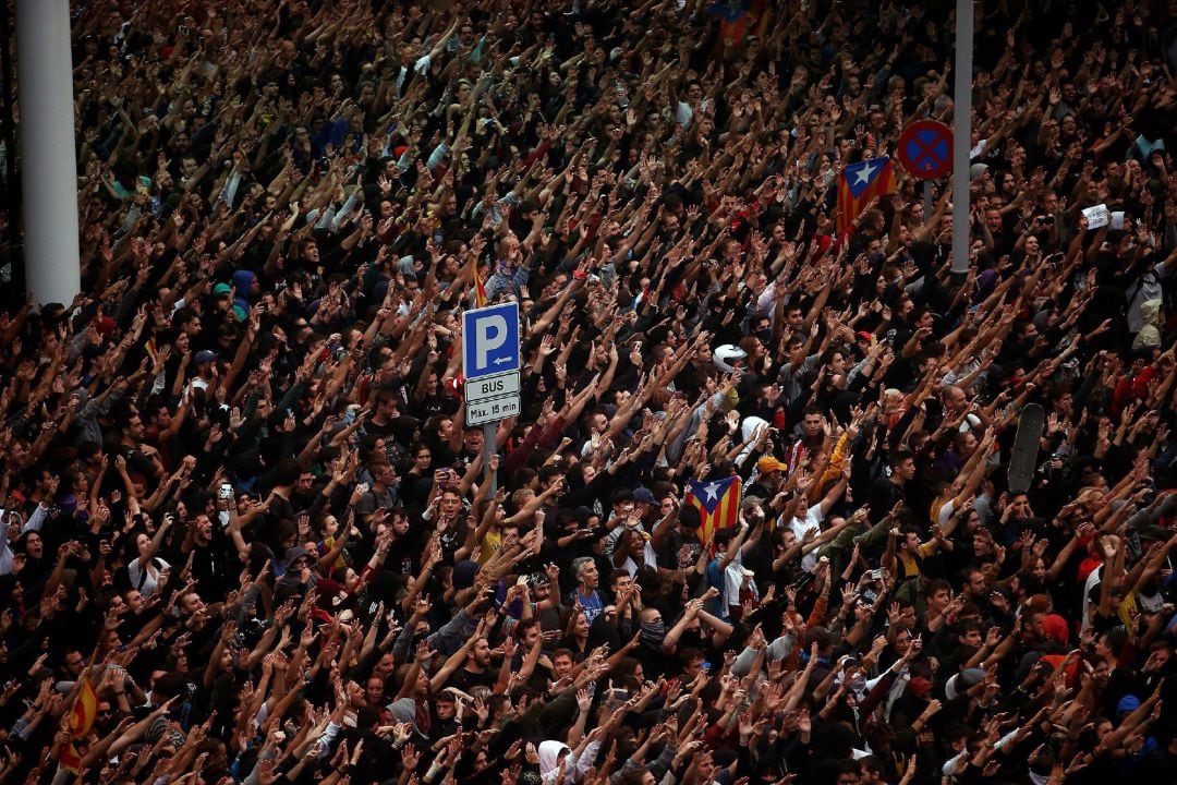 Miles de personas se agolpan ante el Aeropuerto del Prat después de que la plataforma Tsunami Democràtic llamase a paralizar la actividad del aeropuerto, en protesta por la condena a los líderes del &#039;procés&#039;. 